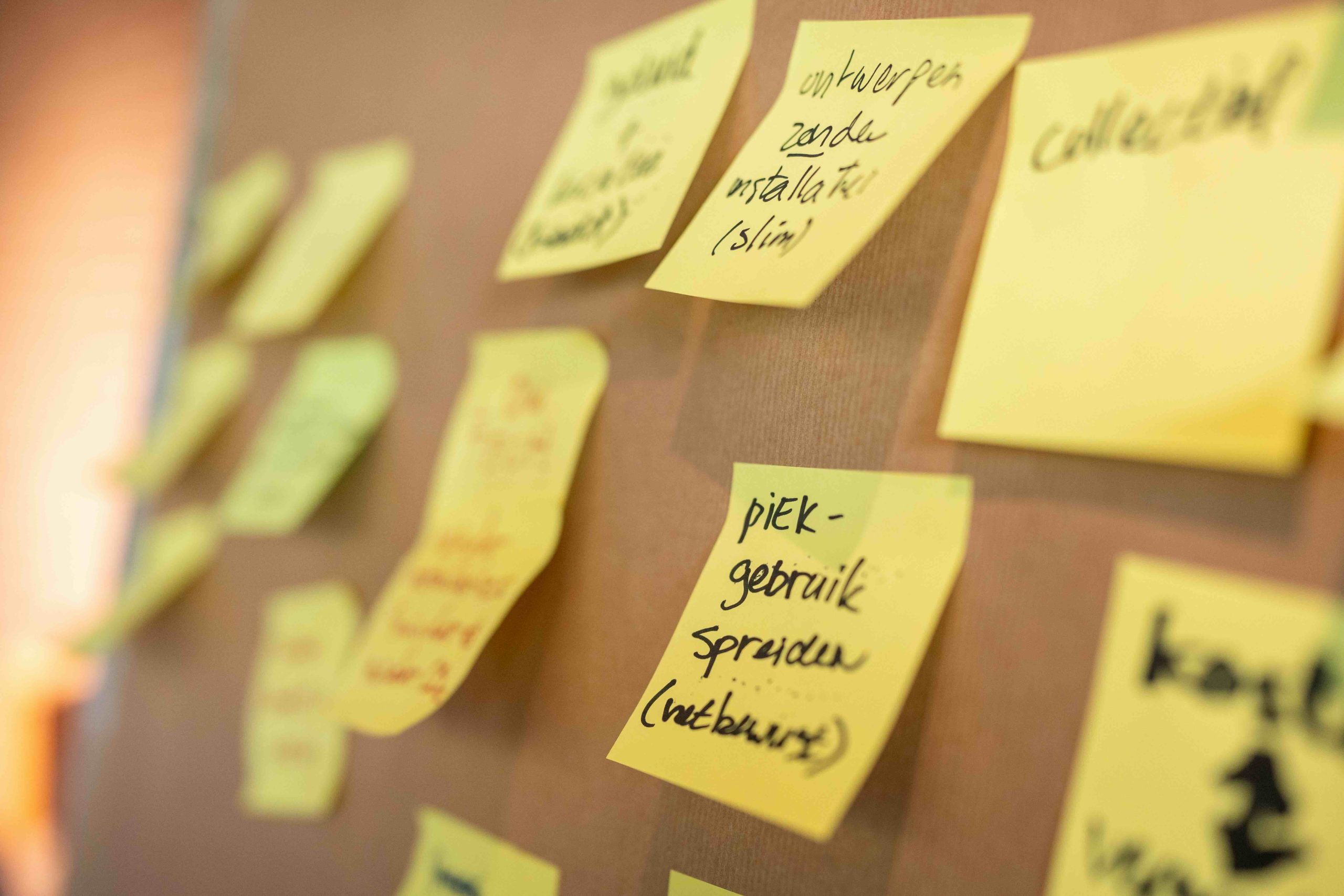 Sticky notes op prikbord